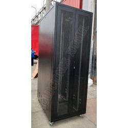 Gabinete de Piso 45RU 2.20 mts altura 0.80 x 1.20 mts de fondo 4 ruedas